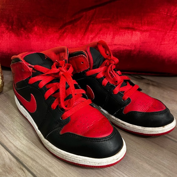 🚨🔥 Air Jordan 1 Mid 'Alternate Bred' Red Black Kid's Size 3Y - Picture 2 of 6